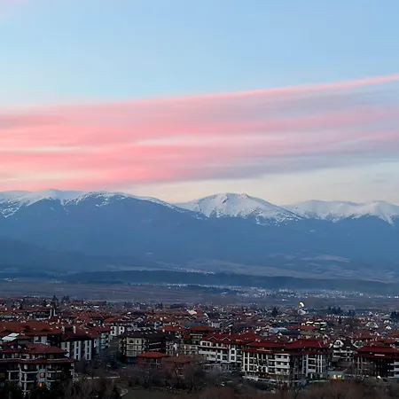 Sun-kissed Emerald Panorama View & Bike Apartman Banszko