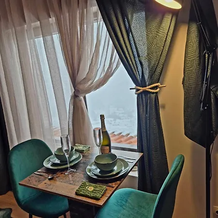 Sun-kissed Emerald Panorama View & Bike Apartman Banszko