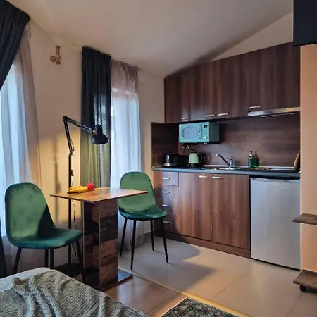 Sun-kissed Emerald Panorama View & Bike Apartman