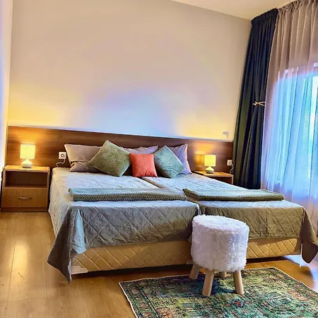 Sun-kissed Emerald Panorama View & Bike Appartement Bansko